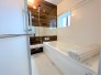 １日の疲れを癒してくれるバスルームは足を伸ばしてゆっくり入れる広々設計♪

浴室に窓があることによって換気ができ、カビの発生を防げます♪